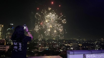 Menyaksikan Kembang Api Tahun Baru 2025 dari Gedung Tinggi Jakarta