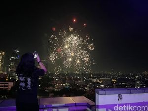 Menyaksikan Kembang Api Tahun Baru 2025 dari Gedung Tinggi Jakarta