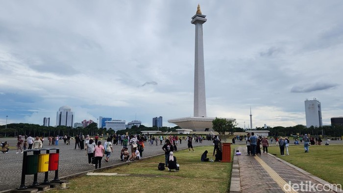 Monas ramai dikunjungi warga di libur tahun baru 2025 (Adrial Akbar/detikcom)