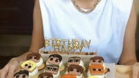Momen ulang tahunnya yang sederhana pernah dibagikan. Ia memegang satu nampan berisikan cupcake dengan hiasan karakter lucu. Foto: Instagram @nabilasudiro