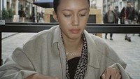 Kalau foto satu ini menunjukkan momen Nabila Sudiro berada di Convent Garden, London, Inggris. Ia tampak menikmati steak dengan kentang goreng. Foto: Instagram @nabilasudiro