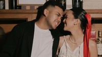 Beragam makanan dan minuman dihadirkan pada pemotretan pre-wedding tersebut. Satu di antaranya ada jelly yang dibentuk mirip kue tart. Tak ketinggalan ada juga potongan kecil kue di atas meja. Foto: Instagram @nabilasudiro