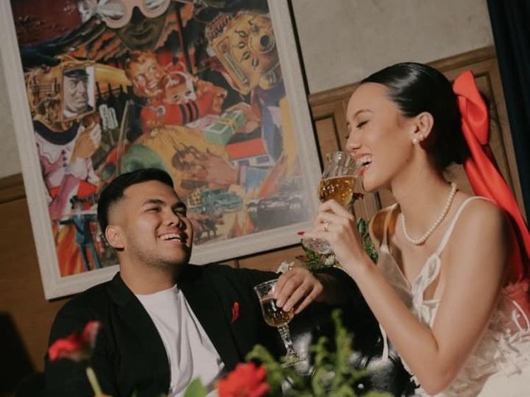 Gaya Keren Nabila Sudiro Saat Kulineran Bareng Suami dan Teman