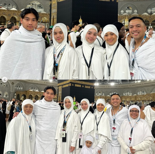 Naura Ayu bersama ibu, ayah dan adik-adiknya berpose di depan Kabah usai umrah. Mereka kompak mengenakan busana serba putih. Foto: Dok. Instagram @riafinola.