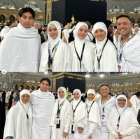 Naura Ayu bersama ibu, ayah dan adik-adiknya berpose di depan Kabah usai umrah. Mereka kompak mengenakan busana serba putih. Foto: Dok. Instagram @riafinola.