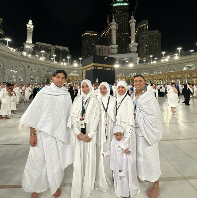 Naura Ayu membagikan potret dirinya yang sedang beribadah umrah dengan mengenakan hijab syari dan dress. Tak sendiri, Naura Ayu umrah bersama keluarganya, yakni Riafinola Ifani Sari, Baldy Mulya Putra, Bevan Putera, Neona, dan Nakeya. Foto: Dok. Instagram @riafinola.