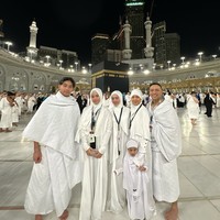 Naura Ayu membagikan potret dirinya yang sedang beribadah umrah dengan mengenakan hijab syari dan dress. Tak sendiri, Naura Ayu umrah bersama keluarganya, yakni Riafinola Ifani Sari, Baldy Mulya Putra, Bevan Putera, Neona, dan Nakeya. Foto: Dok. Instagram @riafinola.