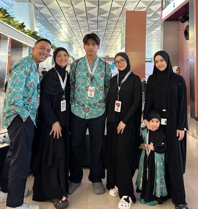 Penyanyi dengan nama lengkap Adyla Rafa Naura Ayu ini tak henti mengucap rasa syukur bisa menikmati pergantian tahun dan malam 1 Rajab di Tanah Suci bersam keluarga. Masha Allah di malam tahun baru dan malam 1 rajab aku dapat shalat di dalam hijir ismail, masuk ke dalam hijir ismail dapet lama banget cium ka’bah nya, berdoa nya, minta maaf nya. Alhamdulillah aku dan mama bisa keluar dari hijir ismail jam 12 malam kurang 5 dan lanjut shalat malam di dalem masjidil haram 🥺❤️ Insha Allah yang baca bisa umrah dan dapat hijir ismail juga. I am soih happy that i experienced this together with my mom. put all my trust in Allah and mommy, ujar Naura Ayu. Foto: Dok. Instagram @riafinola.