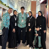 Penyanyi dengan nama lengkap Adyla Rafa Naura Ayu ini tak henti mengucap rasa syukur bisa menikmati pergantian tahun dan malam 1 Rajab di Tanah Suci bersam keluarga. Masha Allah di malam tahun baru dan malam 1 rajab aku dapat shalat di dalam hijir ismail, masuk ke dalam hijir ismail dapet lama banget cium ka’bah nya, berdoa nya, minta maaf nya. Alhamdulillah aku dan mama bisa keluar dari hijir ismail jam 12 malam kurang 5 dan lanjut shalat malam di dalem masjidil haram 🥺❤️ Insha Allah yang baca bisa umrah dan dapat hijir ismail juga. I am soih happy that i experienced this together with my mom. put all my trust in Allah and mommy, ujar Naura Ayu. Foto: Dok. Instagram @riafinola.