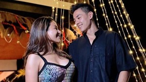 Meski ada perbedaan usia yang cukup jauh, Nikita Mirzani dan Matthew Gilbert tampak nyaman bersama. Foto: Instagram Nikita Mirzani