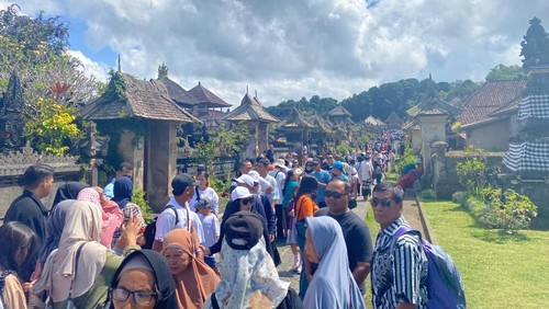 Objek Wisata Desa Penglipuran, di Kelurahan Kubu, Bangli, Bali, ramai dikunjungi saat libur Tahun Baru 2025, Rabu (1/1/2025). (Istimewa)