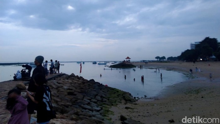 Pantai Sanur Mendung menutupi sunrise di Pantai Sanur, Rabu (1/1/2025). Sejumlah pengunjung kecewa tidak bisa menyaksikan matahari pertama 2025.