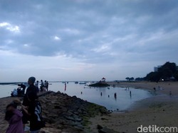 Suasana Pantai Sanur ditutupi mendung sehingga matahari terbit tidak tampak, Rabu (1/1/2025). (Dewa Krisna Pradipta/detikBali)