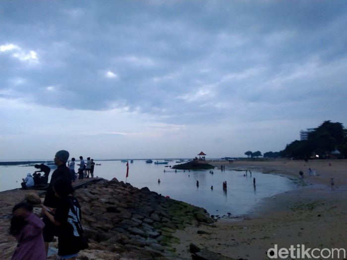 Mendung menutupi sunrise di Pantai Sanur, Rabu (1/1/2025). Sejumlah pengunjung kecewa tidak bisa menyaksikan matahari pertama 2025.