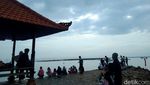 Potret Mendung Tutupi Sunrise di Sanur