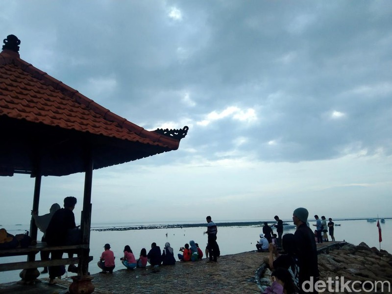 Para pengunjung Pantai Sanur menanti matahari pertama 2025, Rabu (1/1/2025), tapi tertutup mendung.