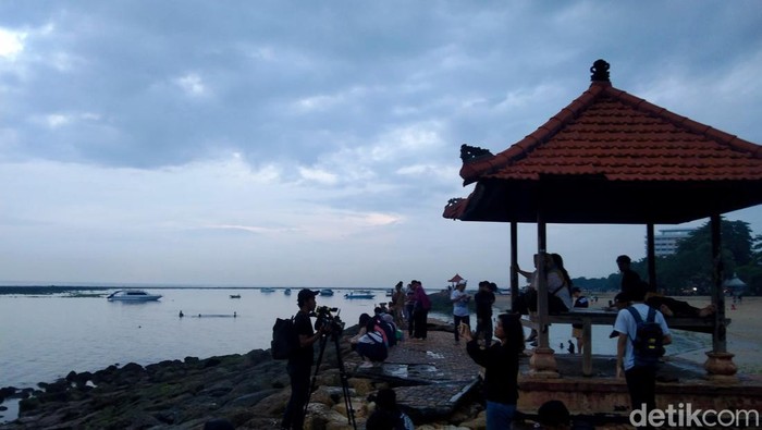 Wisatawan memadati Pantai Sanur untuk menunggu sunrise, Rabu (1/1/2025).