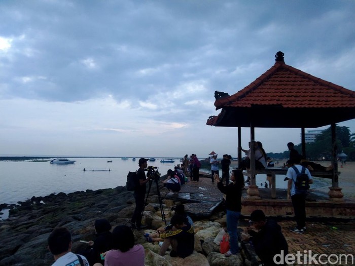 Wisatawan memadati Pantai Sanur untuk menunggu sunrise, Rabu (1/1/2025).