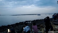 Foto: Wisatawan memadati Pantai Sanur untuk menunggu sunrise, Rabu (1/1/2025). (Dewa Krisna Pradipta/detikBali)
