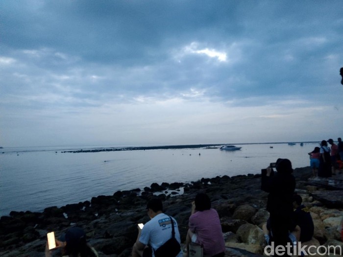 Wisatawan memadati Pantai Sanur untuk menunggu sunrise, Rabu (1/1/2025).