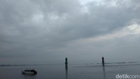 Foto: Mendung tebal menggantung di langit Pantai Sanur, Rabu (1/1/2025). (Dewa Krisna Pradipta/detikBali)