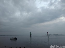 Foto: Mendung tebal menggantung di langit Pantai Sanur, Rabu (1/1/2025). (Dewa Krisna Pradipta/detikBali)