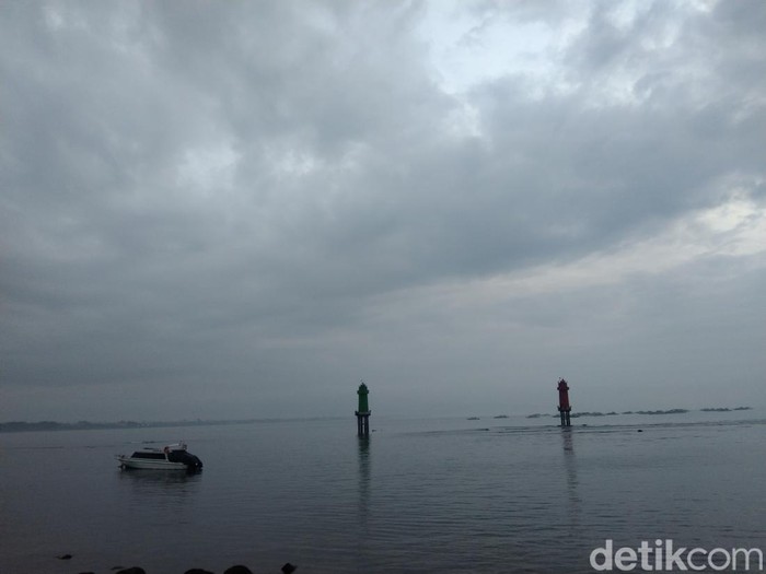 Mendung tebal menggantung di langit Pantai Sanur, Rabu (1/1/2025).