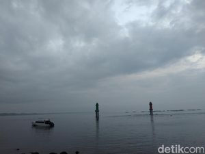 Potret Mendung Tutupi Sunrise di Sanur