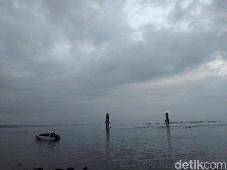Potret Mendung Tutupi Sunrise di Sanur