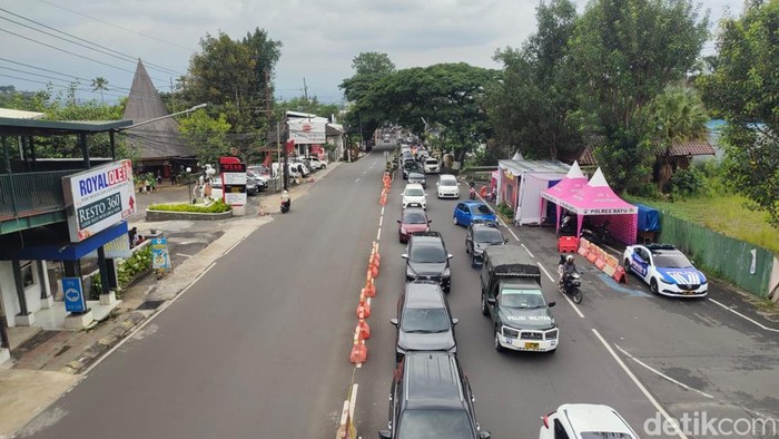 Pantauan arus lalu lintas di depan Jatim Park 3 atau Jalan Ir Soekarno, Kota Batu