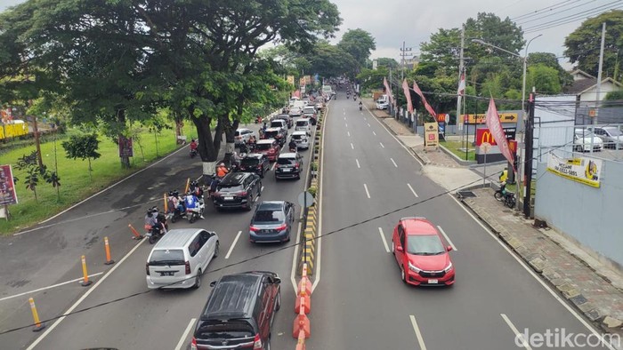 Pantauan arus lalu lintas di depan Jatim Park 3 atau Jalan Ir Soekarno, Kota Batu