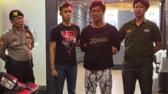 Pelaku pengrusakan Logo Taman di Kota Malang saat diamankan petugas