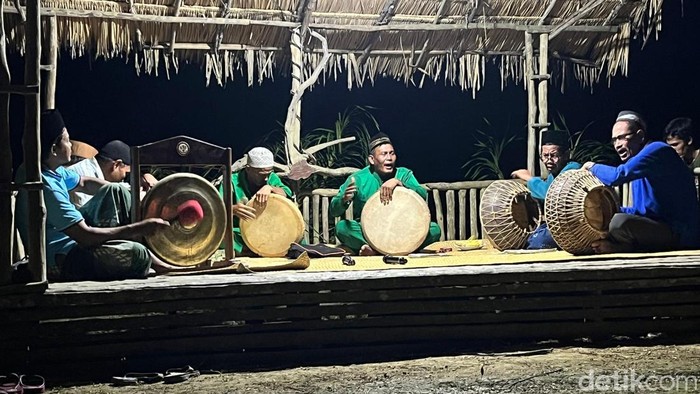 Pemain Zikir Berdah Desa Jambi Tulo, Muaro Jambi, bermain saat menyambut tahun baru 2025