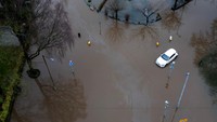 Mobil mogok di tengah jalan akibat menerobos banjir. 