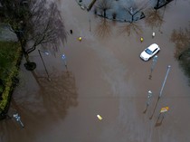 Momen Petugas Evakuasi Pria Lansia Terjebak Banjir dalam Mobil di Manchester