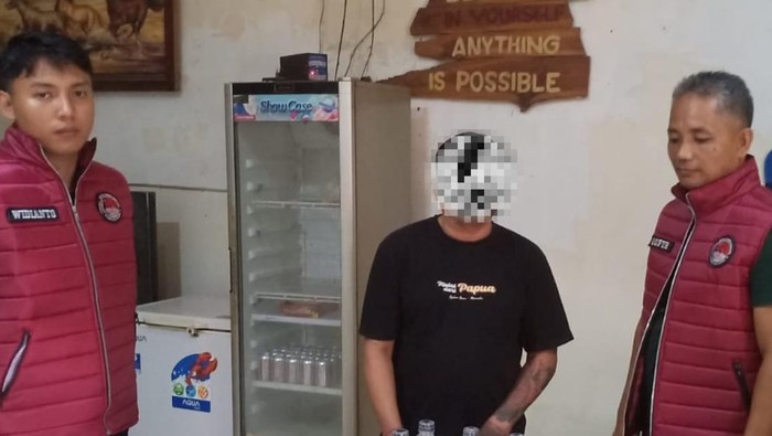 Penggerebekan toko miras ilegal Banyuwangi