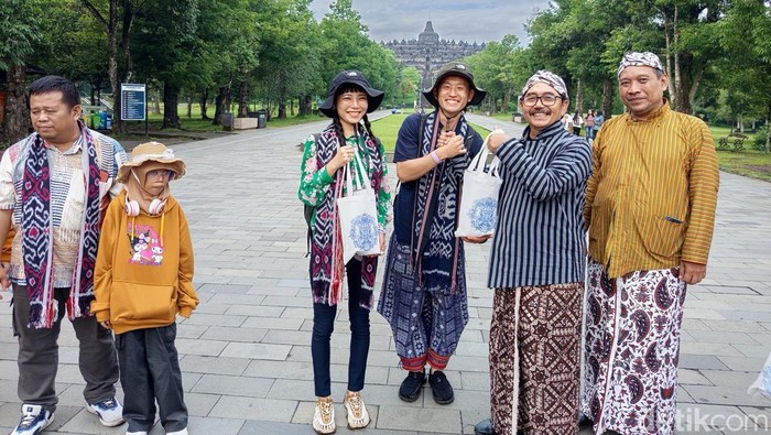 Penyambutan wisatawan pertama tahun 2025 di Candi Borobudur, Rabu (1/1/2025).