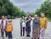 Turis Asal Jepang Jadi Pengunjung Pertama Candi Borobudur di 2025