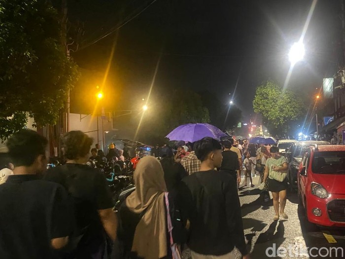 Perayaan malam tahun baru di Tugu Jogja, Rabu (1/1/2025) dini hari.