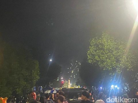 Perayaan malam tahun baru di Tugu Jogja, Rabu (1/1/2025) dini hari.