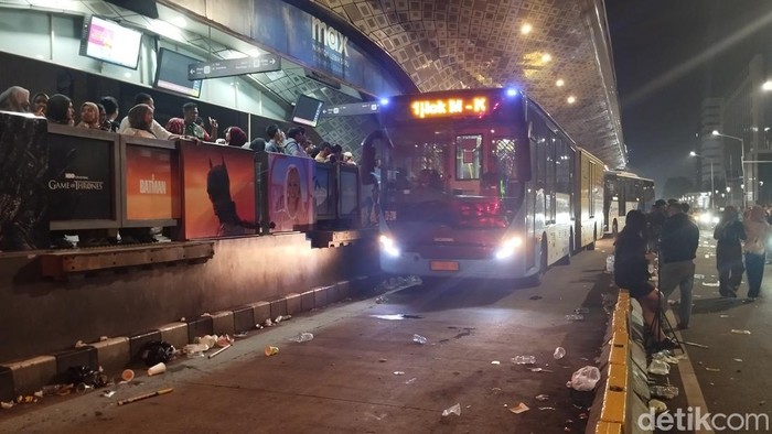 Perayaan tahun baru 2025 di kawasan Bundaran HI, Jakarta Pusat telah selesai. Warga yang hendak pulang memadati Halte TransJakarta Bundaran HI. (MI Fawdi/detikcom)