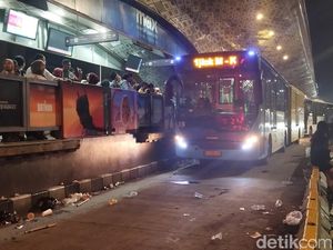 Perayaan Tahun Baru Usai, Warga Ramai Antre di Halte TransJ Bundaran HI