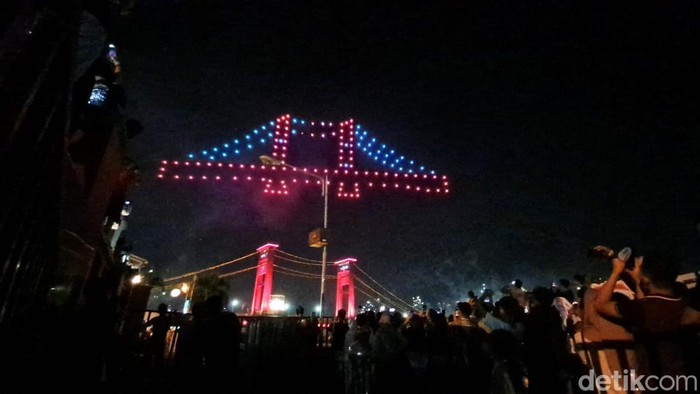 Pertunjukan drone show di Palembang, Sumatera Selatan, saat pergantian tahun