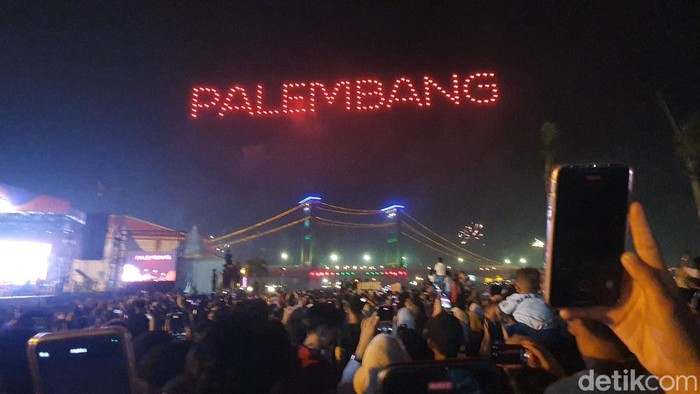Pertunjukkan drone show di Palembang