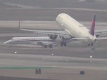 Ngeri! Momen Pesawat Nyaris Bertabrakan di Landasan Pacu