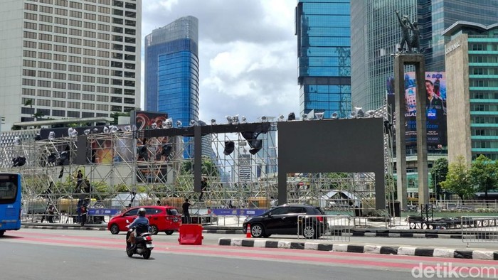 Petugas bersihkan kawasan bundaran HI, Jakarta Pusat, Rabu (1/1/2025). (Brigitta/detikcom)