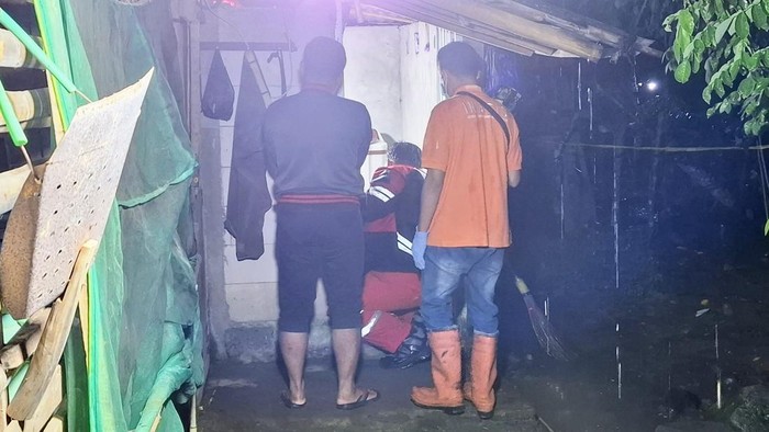 Petugas mengevakuasi warga Purworejo yang ditemukan tewas bersimbah darah di dalam kamar mandi rumahnya, Rabu (1/1/2025).