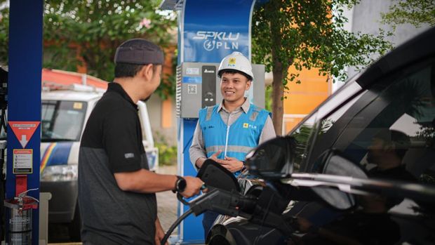 Petugas PLN Jateng DIY.