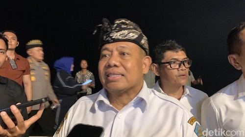 Pj Gubernur Bali Sang Made Mahendra Jaya seusai memantau Pantai Kuta saat malam tahun baru.