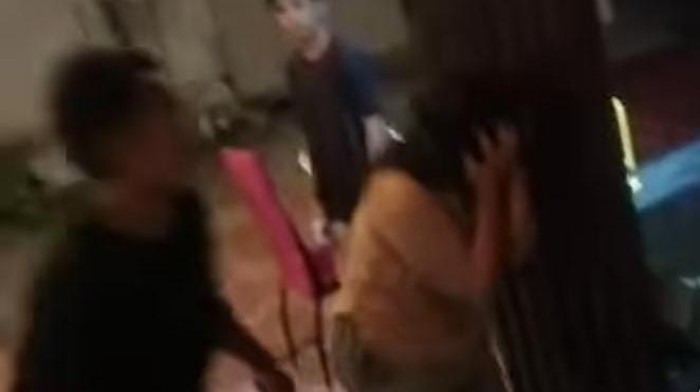 Pria berinisial SP (29) di Kabupaten Pohuwato, Gorontalo, menganiaya sadis istrinya inisial HI (23) di sebuah kafe.